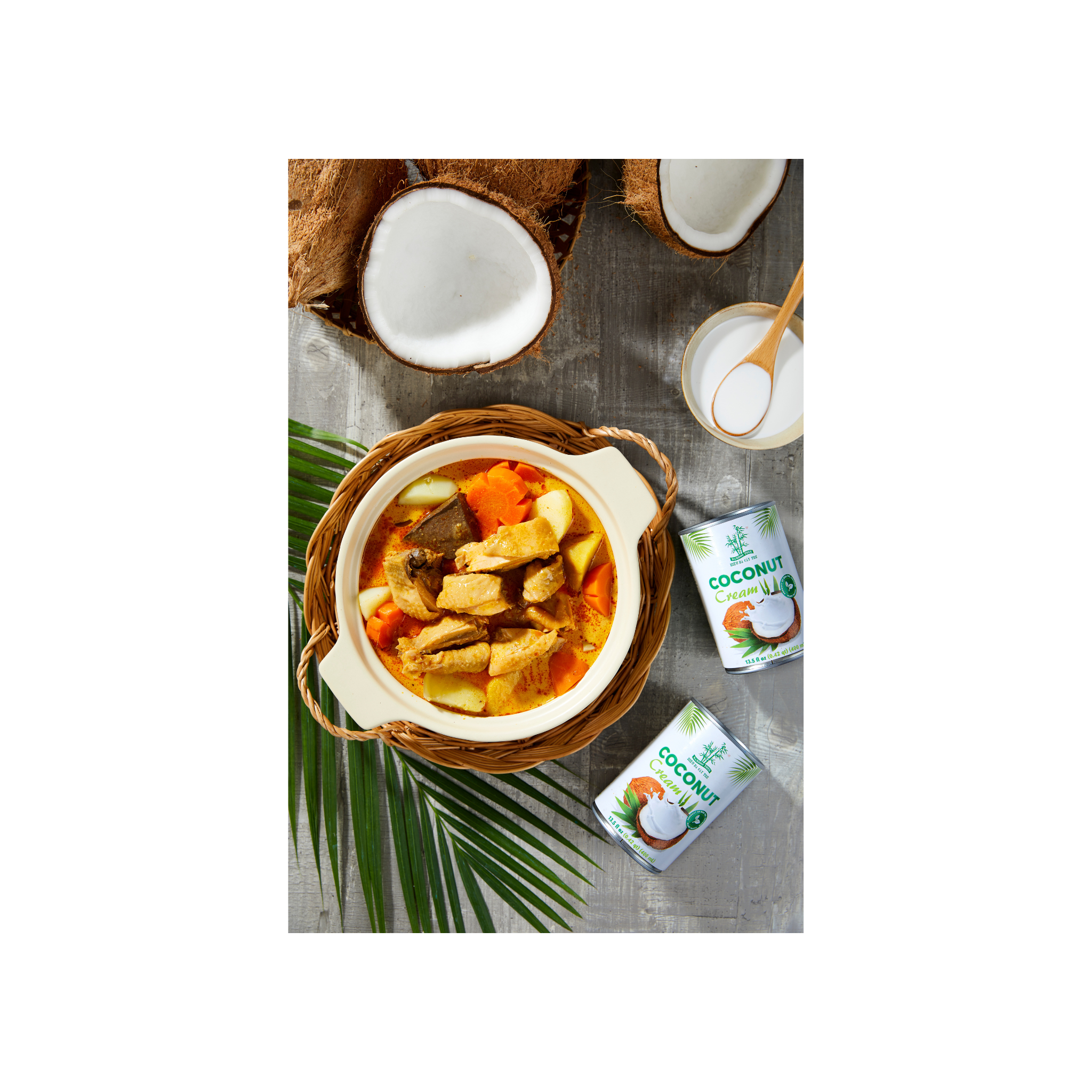 Bamboo Tree Kokoscreme anvendt i cremet thai curry med kylling og grøntsager, omgivet af friske kokosnødder